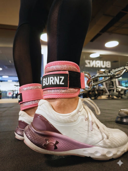 Entrena tus glúteos más rápido en polea – sin usar las tobilleras sucias del gimnasio