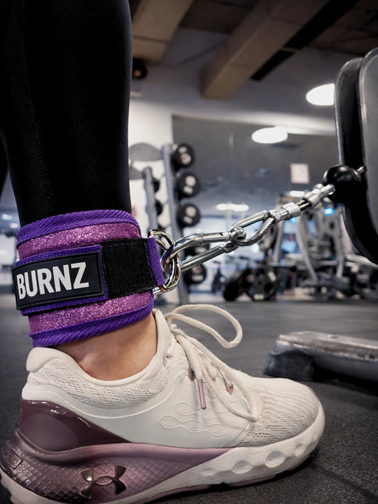 Entrena tus glúteos más rápido en polea – sin usar las tobilleras sucias del gimnasio