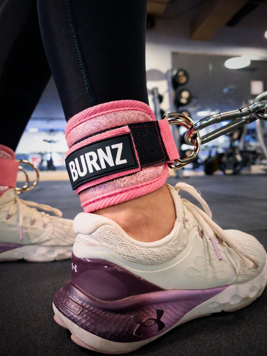 Entrena tus glúteos más rápido en polea – sin usar las tobilleras sucias del gimnasio